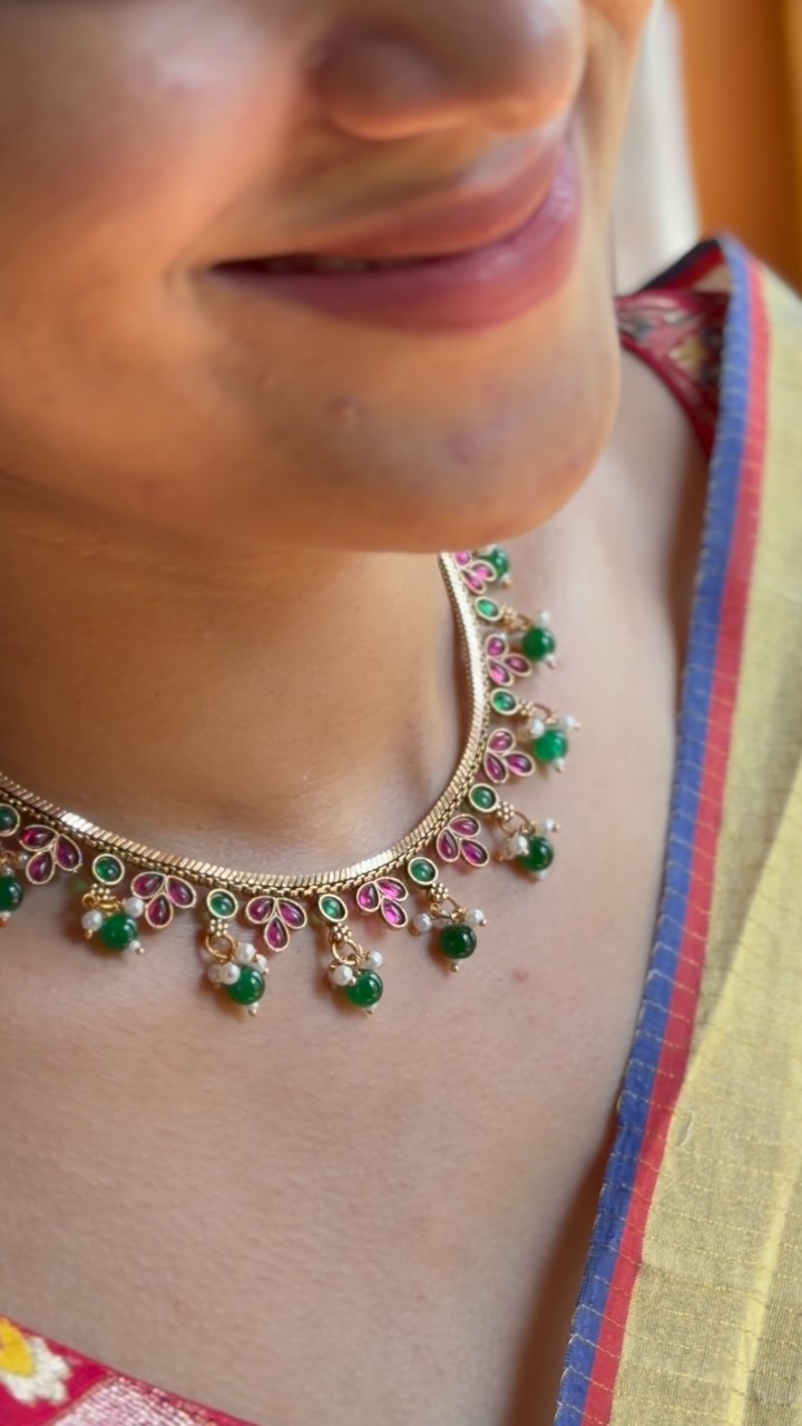 Multicolour neckpiece